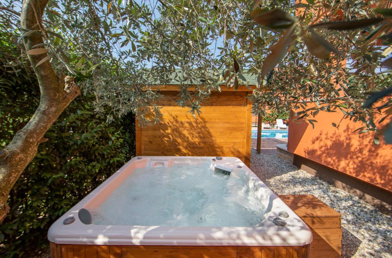 Hotel Natura Vilanija Luaran gambar