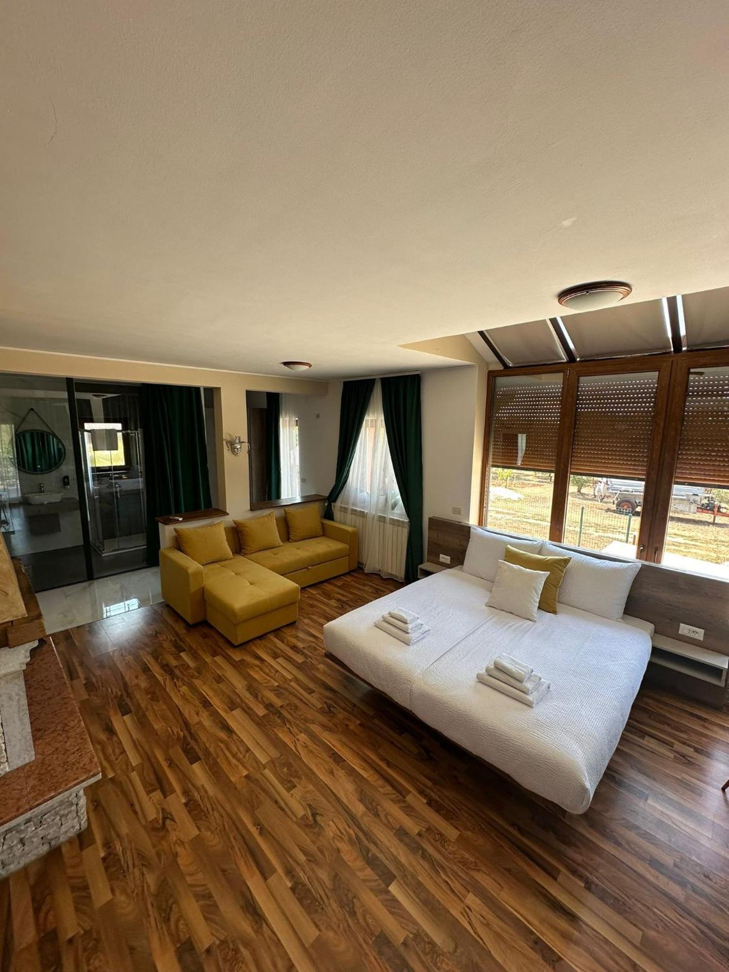 Hotel Natura Vilanija Luaran gambar