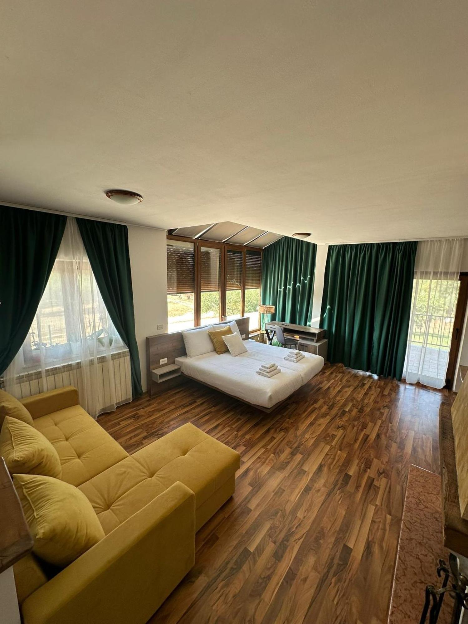 Hotel Natura Vilanija Luaran gambar