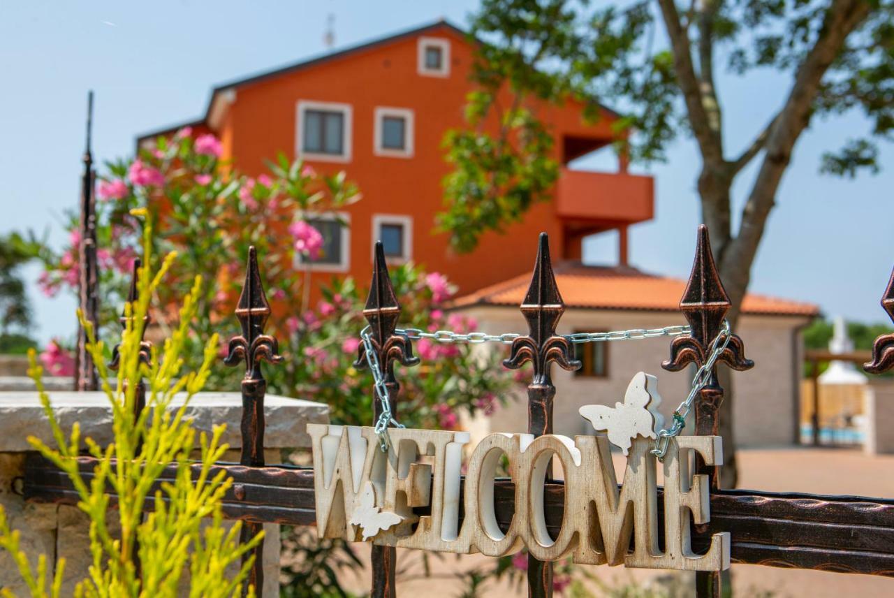 Hotel Natura Vilanija Luaran gambar